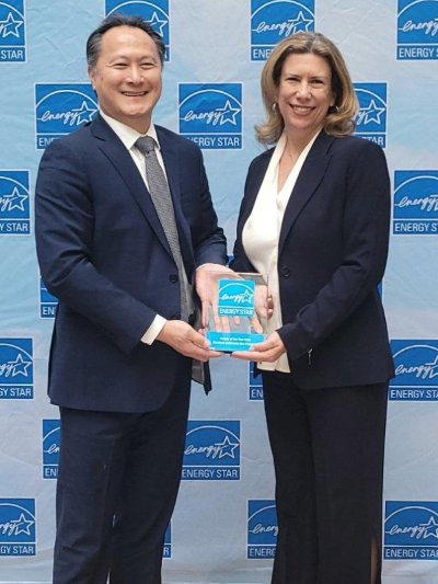 Don Widjaja and Gillian Wright holding award