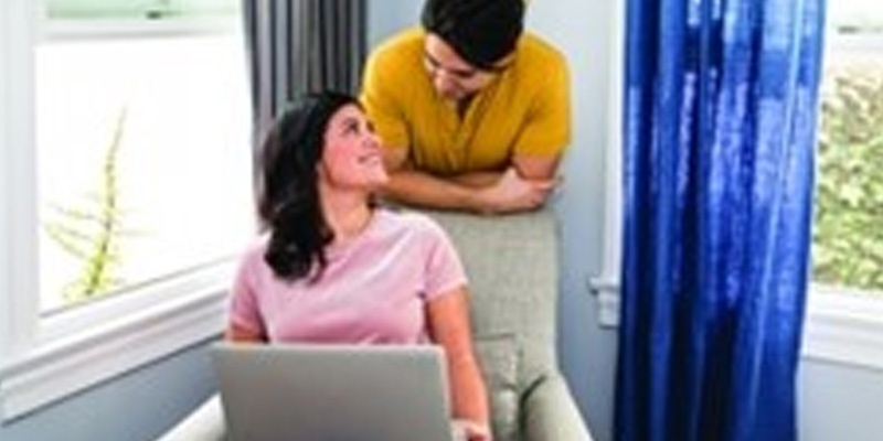 couple-by-laptop