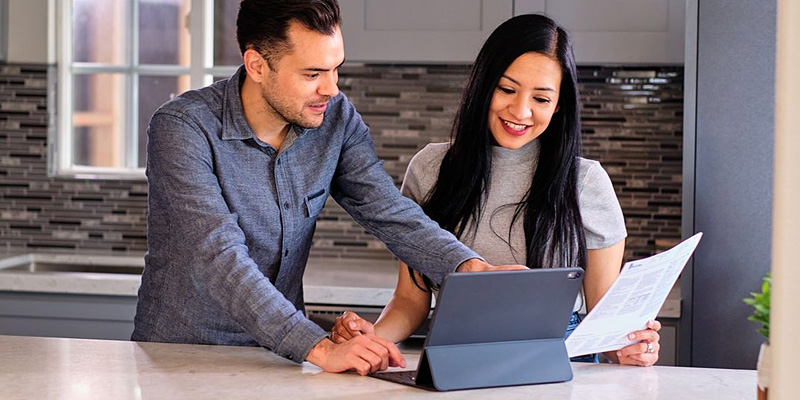 couple-by-laptop