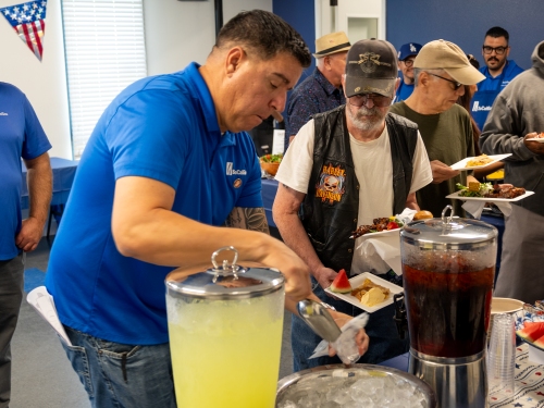 socalgas employee helping veteran to food