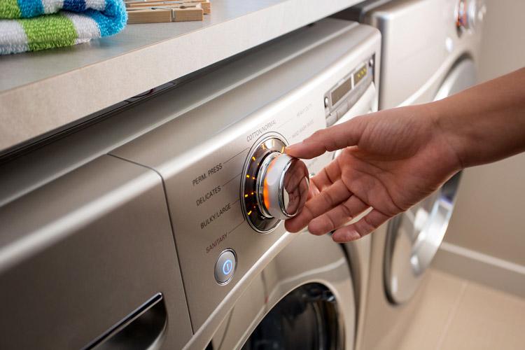 hand adjusting washing machine